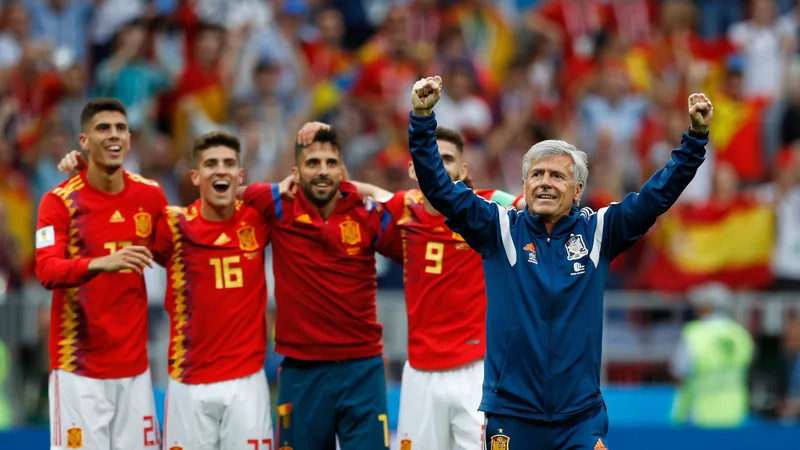 Cómo la España de De la Fuente se acerca a la grandeza — Football Luis de la Fuente, seleccionador español, dirigiendo a sus jugadores durante un partido del Mundial, con el estadio de fondo y la bandera de España