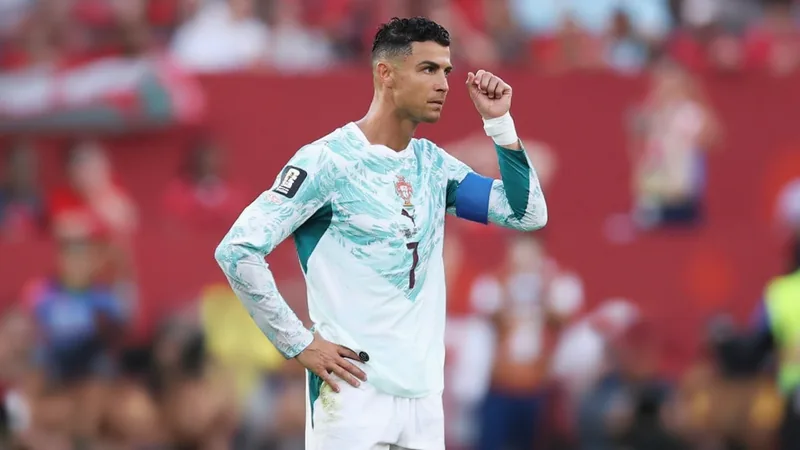 Cristiano Ronaldo con la camiseta de Portugal, mirando al frente con expresión seria, durante un partido internacional en un estadio lleno de