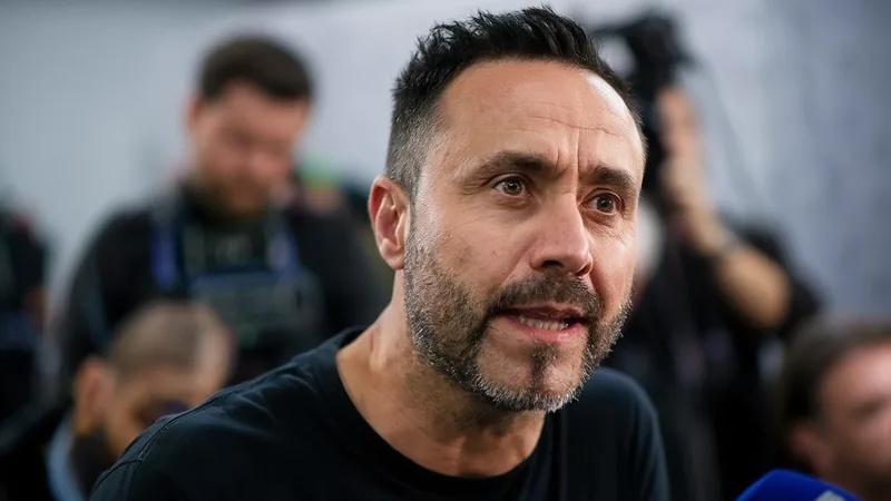 De Zerbi: "Necesitamos dos o tres jugadores importantes para Roberto De Zerbi, entrenador del Olympique de Marsella, gesticulando durante un partido en el estadio Vélodrome, con el césped y los jugadores de