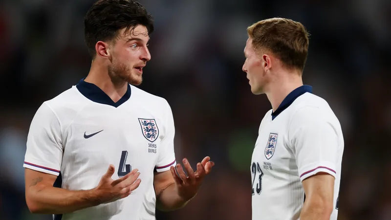 Declan Rice y Elliot Anderson celebrando un gol en el Emirates Stadium con la camiseta del Arsenal — latest news and analysis.