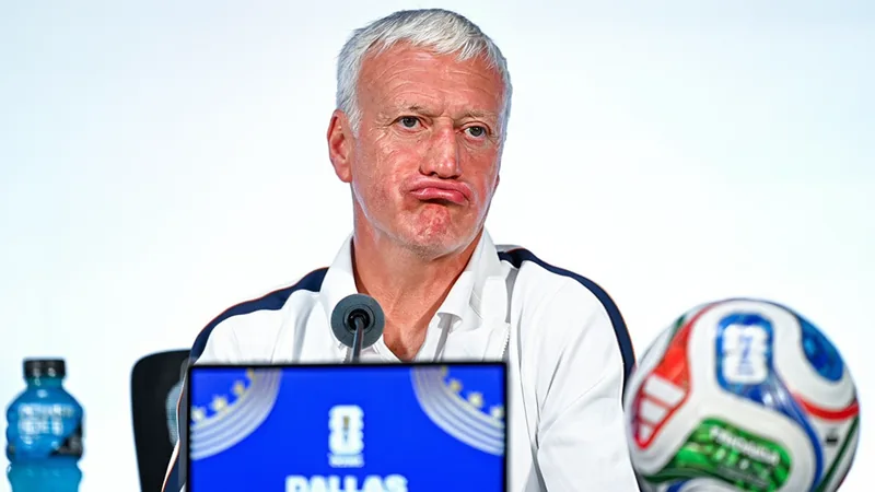 Didier Deschamps, entrenador de Francia, gesticula en el banquillo durante la semifinal del Mundial, con el estadio de fondo y banderas francesas
