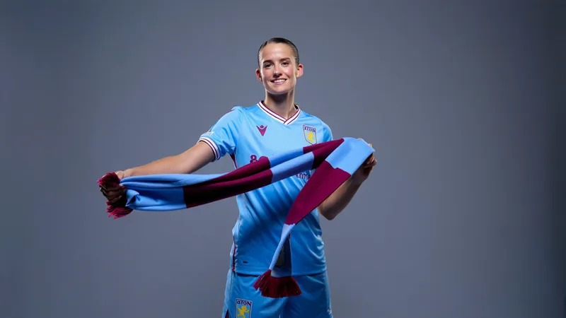 Aston Villa ficha a la delantera danesa Vangsgaard — Football World Amalie Vangsgaard con la camiseta del Aston Villa posando para la foto oficial de presentación en el estadio Villa Park.