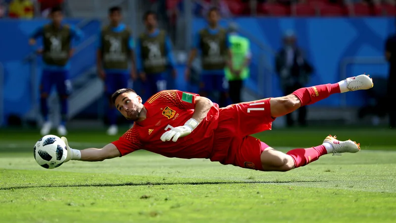 El desafío de España en el Mundial se cimenta en una defensa Unai Simón celebrando una parada con la camiseta de España, rodeado de defensores como Laporte y Cucurella, en un estadio lleno de banderas rojas y