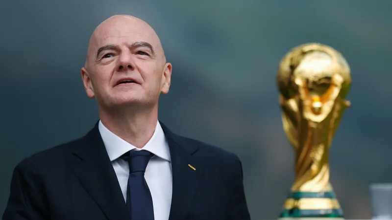 Gianni Infantino, presidente de la FIFA, en una sala de juntas con gráficos financieros y un balón de fútbol al fondo — latest news and analysis.