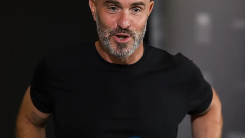Enzo Maresca en rueda de prensa con el logo del Chelsea al fondo, hablando sobre la lesión de Rodri — latest news and analysis.