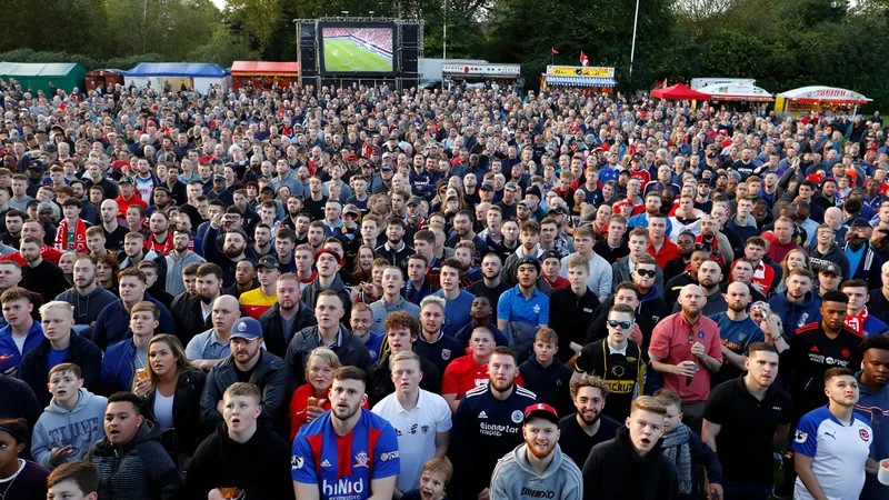Fanzone volverá si Inglaterra llega a cuartos — Football World Cup Vista aérea de Devonshire Green en Sheffield con una pantalla gigante y multitud de aficionados celebrando durante un partido de fútbol.