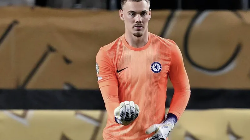 Filip Jorgensen, portero danés del Chelsea, con la camiseta azul durante un partido de pretemporada en Estados Unidos. — latest news and analysis.