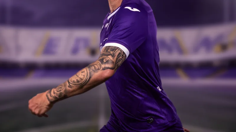 Alex Jiménez ficha por la Fiorentina — Football World Cup News Alex Jiménez con la camiseta del Bournemouth durante un partido de la Premier League, celebrando un gol con el puño en alto.