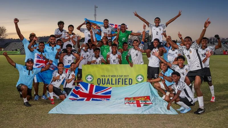 Jugadores de Fiyi celebrando su clasificación al Mundial Sub-17 tras ganar en penaltis a Islas Salomón en Puerto Moresby, Papúa Nueva Guinea.