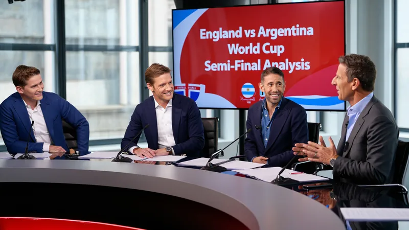 Análisis de la derrota de Inglaterra ante Argentina — Football World Panel de expertos de ESPN discutiendo en un estudio de televisión con pantallas mostrando el partido Inglaterra vs Argentina