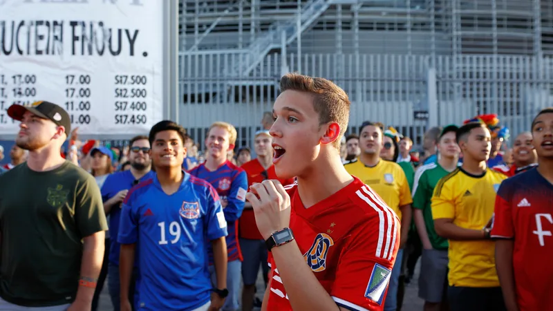 Ganadores y perdedores financieros del Mundial — Football World Cup Estadio MetLife lleno de aficionados durante la final del Mundial, con fuegos artificiales y el trofeo en el centro del campo.