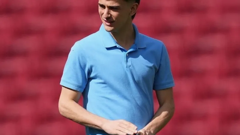 Gavi defiende a Cristiano Ronaldo: "Nunca he visto críticas de sus Gavi, joven futbolista del Barcelona, hablando en una entrevista con el logo de la selección española de fondo — latest news and analysis.