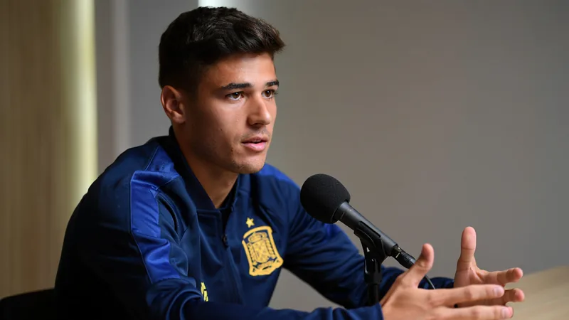 Gavi, centrocampista de la selección española, hablando en una entrevista con el logo de COPE al fondo — latest news and analysis.
