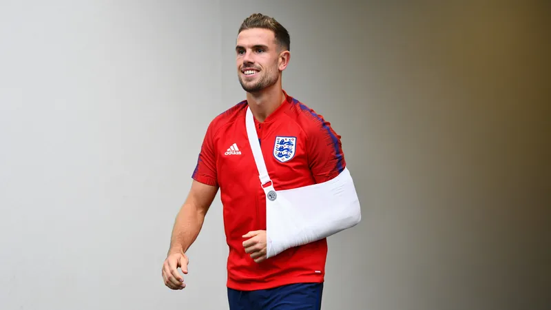 Henderson no descartado para el Mundial pese a fracturarse el brazo Jordan Henderson en camilla siendo retirado del campo tras fracturarse el brazo en el partido contra México en el Estadio Azteca