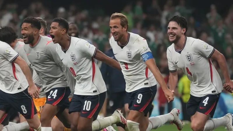 Jugadores de Inglaterra celebrando un gol en el Estadio Azteca, con la icónica tribuna y el público mexicano de fondo, bajo un cielo nocturno.