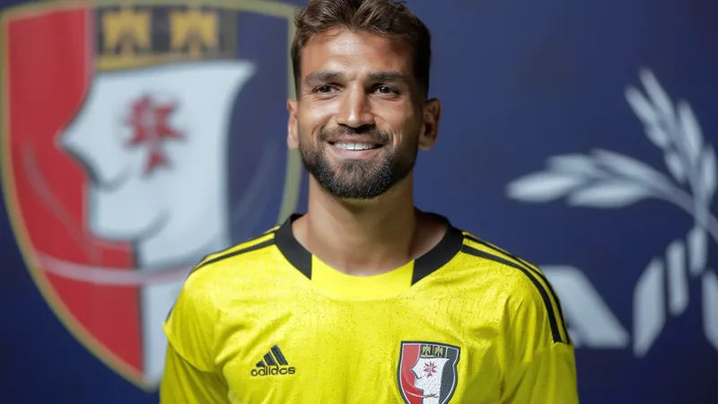 Íñigo Martínez renueva con Al Nassr por una temporada más — Football Íñigo Martínez con la camiseta del Al Nassr celebrando un partido en el estadio Mrsool Park en Riad, Arabia Saudí — latest news and analysis.