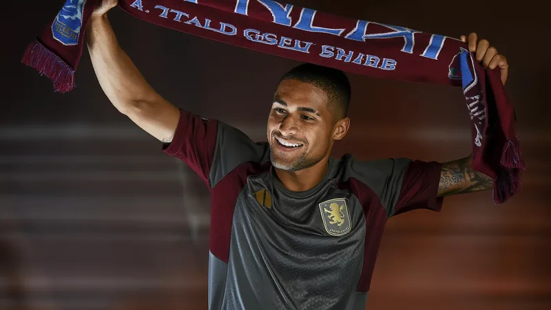 João Gomes ficha por el Aston Villa en un traspaso récord de 35 João Gomes con la camiseta del Aston Villa posando en el estadio Villa Park, con el escudo del club de fondo y una pelota de fútbol a sus pies.