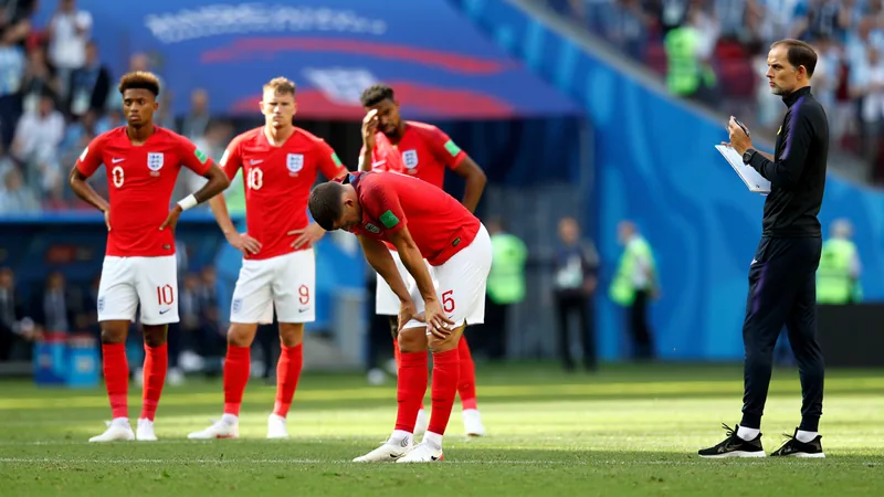 Jugadores de Inglaterra, decepcionados por la táctica; Tuchel Thomas Tuchel, seleccionador de Inglaterra, con gesto serio durante el partido de semifinales del Mundial contra Argentina en Atlanta.
