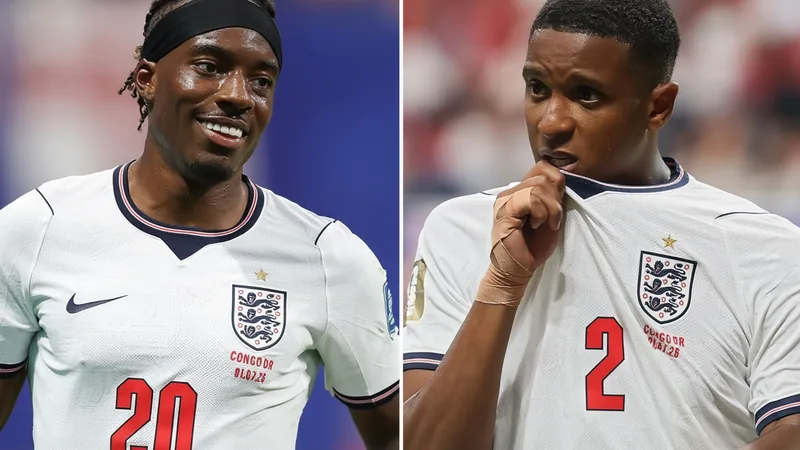 Konsa, titular como lateral derecho ante Noruega; Madueke, al ataque Ezri Konsa con la camiseta de Inglaterra durante un partido de fútbol, corriendo por la banda derecha con el balón controlado.