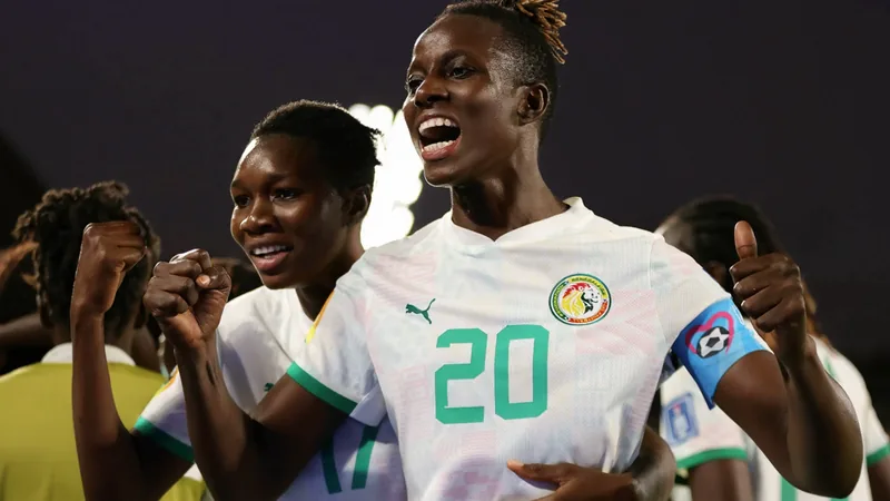 Korka Fall y las ambiciones de Senegal en la Copa Mundial Femenina Korka Fall con la camiseta de Senegal celebrando un gol en un partido de la Copa Africana de Naciones Femenina, con el estadio de fondo.