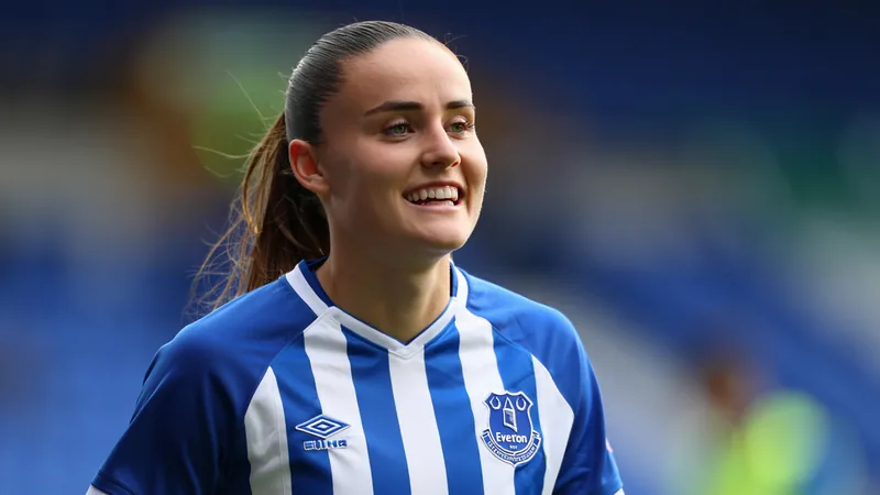 Megan Finnigan, capitana del Everton, posa con la camiseta del club en el estadio Goodison Park durante el anuncio de su renovación contractual.