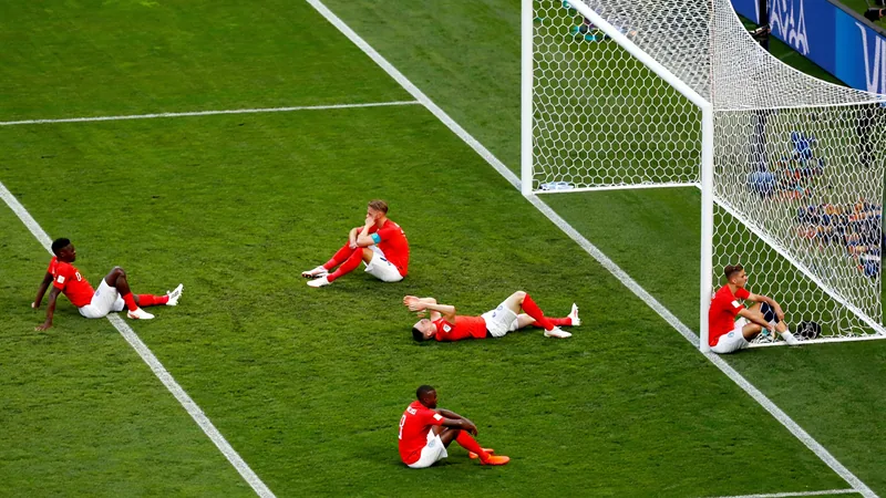 La derrota de Inglaterra ante Argentina: la más dolorosa en 60 años Jugadores de Inglaterra cabizbajos en el campo del Atlanta Stadium tras la derrota ante Argentina, con Lautaro Martínez celebrando al fondo.