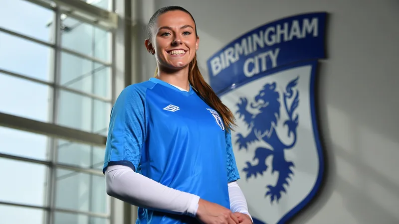 Katie Startup posa con la camiseta del Birmingham City en el estadio St Andrew's, con el escudo del club al fondo. — latest news and analysis.