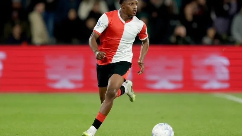 La Roma ofrece 25 millones por Givairo Read — Football World Cup News Givairo Read, lateral derecho del Feyenoord, celebrando un gol con el uniforme rojiblanco en el estadio De Kuip. — latest news and analysis.