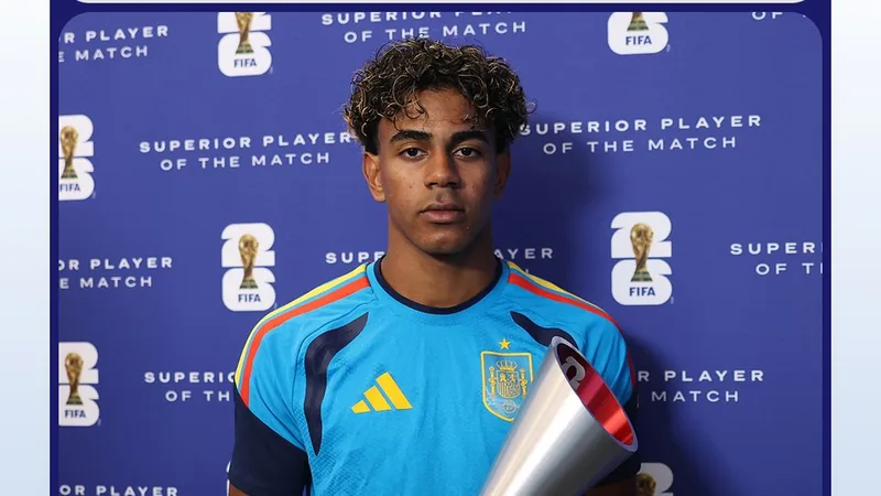 Lamine Yamal, extremo del FC Barcelona y la selección española, celebrando con el trofeo de Mejor Jugador del Partido en un estadio mundialista.