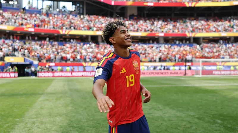 Lamine Yamal: España no le teme a Francia — Football World Cup News Lamine Yamal celebrando con sus compañeros tras la victoria de España sobre Bélgica en los cuartos de final del Mundial 2026 en Los Ángeles