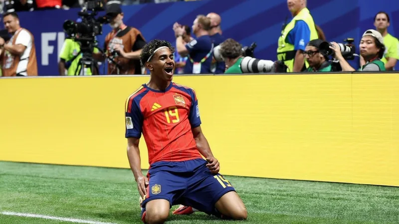 Lamine Yamal: "Ganar el Mundial es mi prioridad" — Football World Cup Lamine Yamal con la camiseta de la selección española celebrando un gol en un estadio lleno de banderas rojas y amarillas
