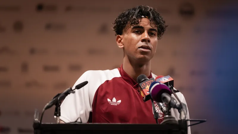 Lamine Yamal: "No estaba triste por no marcar, mi objetivo es ayudar Lamine Yamal, joven futbolista del FC Barcelona y la selección española, con gesto serio durante un partido de fútbol en un estadio lleno de