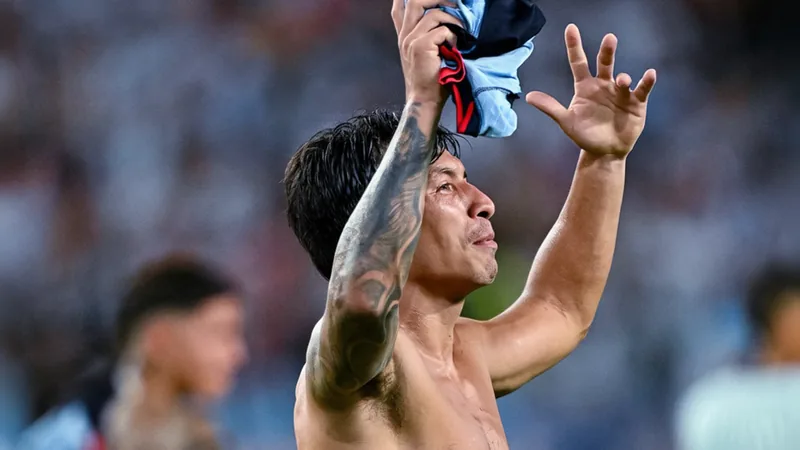 Lisandro Martínez: el duro camino de su lesión — Football World Cup Lisandro Martínez con la camiseta del Manchester United en el campo de entrenamiento, con expresión seria y rodillera visible