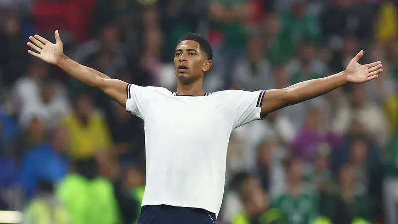 Equipos con más goles en la historia de la Copa Mundial — Football Estadio de fútbol lleno con banderas de Brasil, Alemania y Argentina ondeando entre la multitud durante un partido de la Copa Mundial