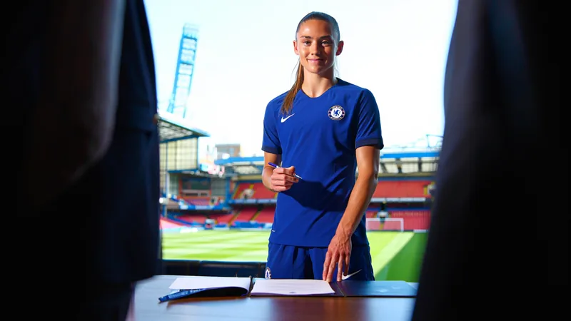 Lucy Bronze renueva con el Chelsea hasta 2027 — Football World Cup Lucy Bronze con la camiseta del Chelsea celebrando un gol en Stamford Bridge, con aficionados al fondo — latest news and analysis.