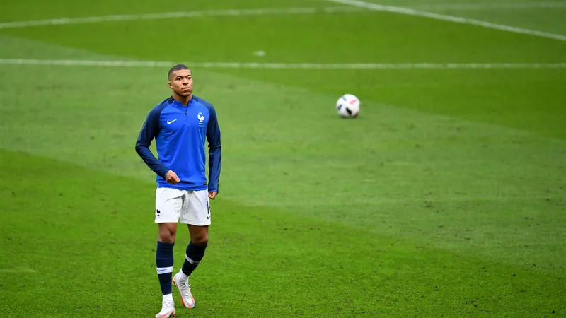 Kylian Mbappé con la camiseta de Francia, señalando con el dedo, en el campo de juego durante un partido del Mundial de Catar 2022