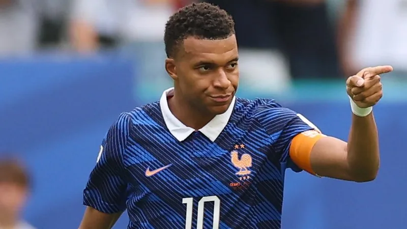 Mbappé: 'Faltó respeto a la camiseta' — Football World Cup News Kylian Mbappé con la camiseta del Real Madrid en el campo, con expresión seria durante una entrevista postpartido — latest news and analysis.
