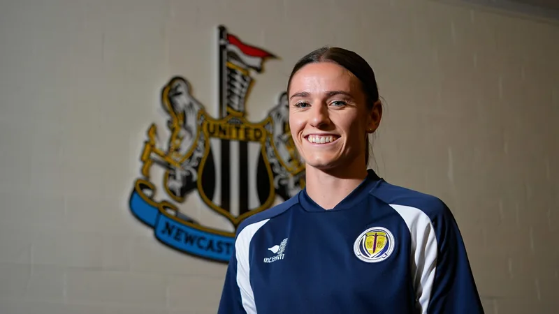 Rachel McLauchlan posa con la camiseta del Newcastle United en el estadio St. James' Park, sonriendo y sosteniendo el balón.