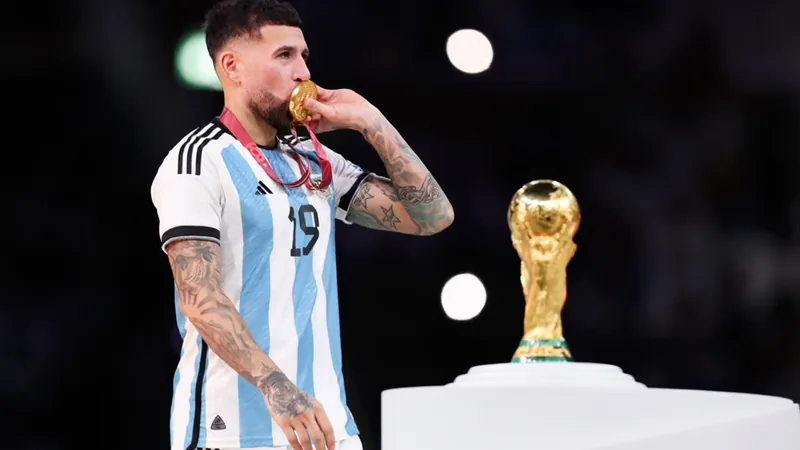 Nicolás Otamendi anuncia su retiro de la selección argentina Nicolás Otamendi con la camiseta de Argentina levantando la Copa del Mundo en Catar 2022, con confeti y fondo del estadio Lusail.