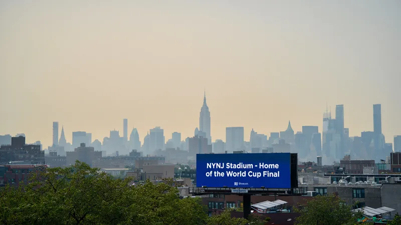 Alerta de calidad del aire en Nueva York antes de la final del Estadio MetLife en East Rutherford, Nueva Jersey, cubierto por una neblina anaranjada de humo de incendios forestales, con banderas de la FIFA