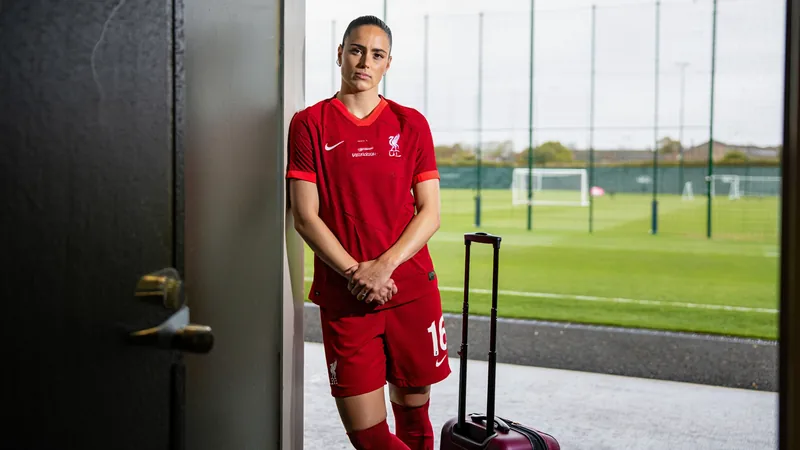 O'Sullivan dejará el Liverpool seis meses después de su llegada Denise O'Sullivan, centrocampista irlandesa, con la camiseta roja del Liverpool femenino celebrando un gol en Anfield bajo la lluvia, con aficionados
