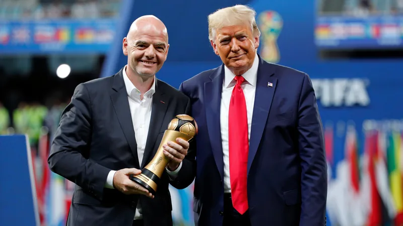 Reacción europea a intervención de Trump no preocupa a Infantino Gianni Infantino sonriendo en un evento de la FIFA con el presidente Donald Trump a su lado, ambos de traje y corbata, en un escenario con banderas.