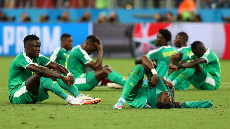 Senegal atrapado en el 'infierno del fútbol': Copa África y Mundial Jugadores de Senegal cabizbajos en el campo del Lumen Field de Seattle mientras Bélgica celebra la victoria en el Mundial 2026