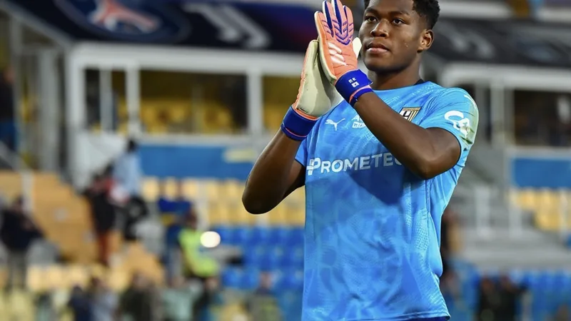 PSG y Juventus compiten por el portero Zion Suzuki