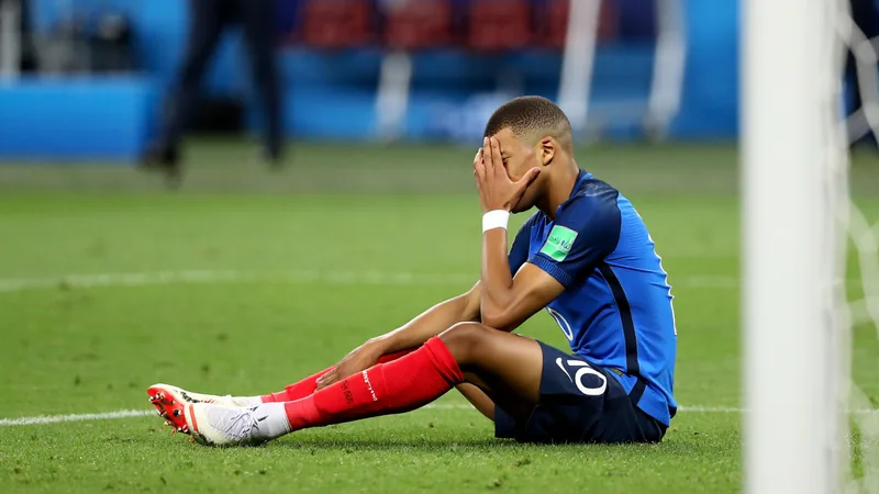 Kylian Mbappé de Francia se prepara para lanzar un penalti ante el portero marroquí Yassine Bounou en el estadio de Foxborough.