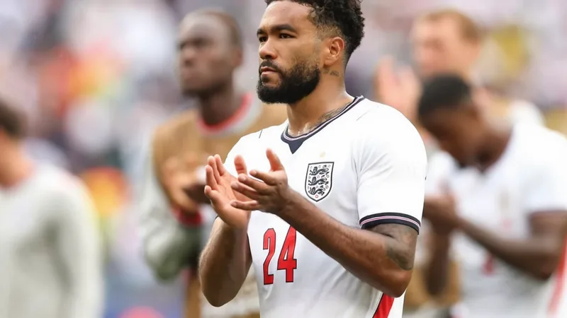 Reece James: "Me siento bien" tras lesión en el muslo — Football Reece James, lateral derecho del Chelsea, sonriendo durante un entrenamiento con la selección inglesa, con el campo de fondo y compañeros de equipo.