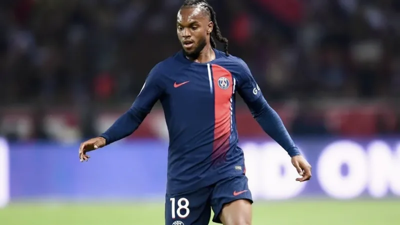 Renato Sanches, fuera del PSG y en venta este verano — Football World Renato Sanches con la camiseta del PSG durante un partido en el Parque de los Príncipes, con el estadio de fondo y aficionados en las gradas.