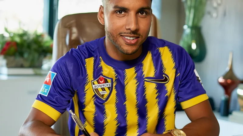 Sabiri ficha por el Eyüpspor tras su etapa en la Fiorentina Abdellahmid Sabiri con la camiseta del Eyüpspor durante su presentación oficial en el estadio Eyüp de Estambul, con aficionados al fondo.