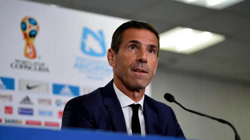 Lionel Scaloni, entrenador de Argentina, habla en una conferencia de prensa con el logo del Mundial de fondo — latest news and analysis.