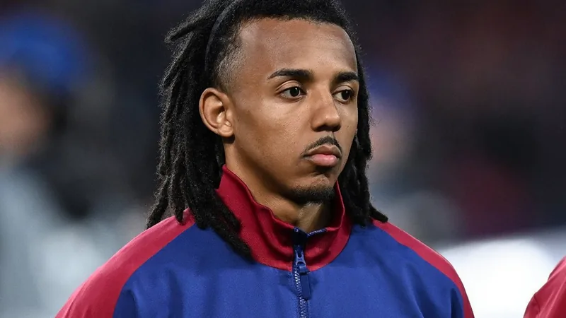 Jules Koundé con la camiseta del FC Barcelona durante un partido en el Camp Nou, celebrando una jugada defensiva. — latest news and analysis.